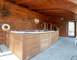 The jacuzzi at Tall Pines Motel
